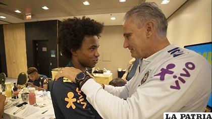 Tite le da la bienvenida a Willian en la selección brasileña /amtv.pe