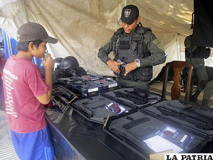 Feria organizada por la policía boliviana en Trinidad /APG