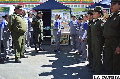 El comandante de Policía, coronel José Barrenechea recibe información del personal del Hospital Policial /LA PATRIA