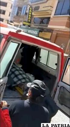 Personal policial trasladó el cuerpo sin vida a la morgue del Cementerio General /Captura de video 323ORURO