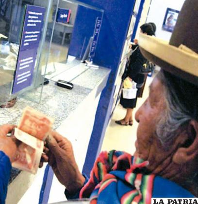 El Incremento a la Renta Dignidad establece un alza mensual de 50 bolivianos /El Diario