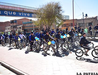 Los del Sainz también fueron parte de la caravana ciclística /Reynaldo Bellota/LA PATRIA