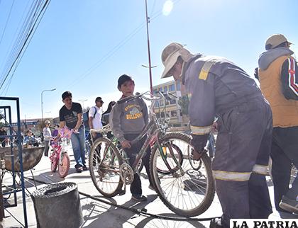 No faltó quienes necesitaban reparar sus bicicletas /Reynaldo Bellota/LA PATRIA