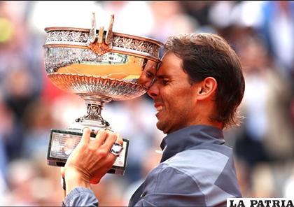 Rafael Nadal con el trofeo de campeón de Roland Garros /as.com