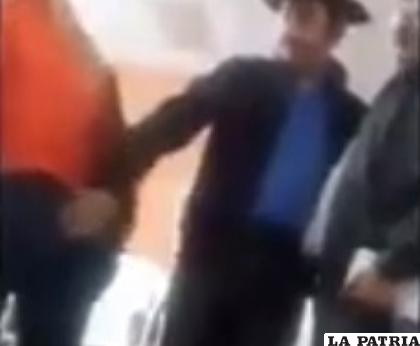 El gobernador Urquizu mientras toca a la mujer /Captura del video/ANF