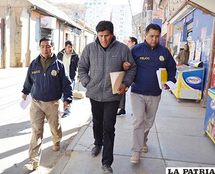 El alcalde Juan Chino cuando fue aprehendido el martes por la tarde /LA PATRIA/ARCHIVO