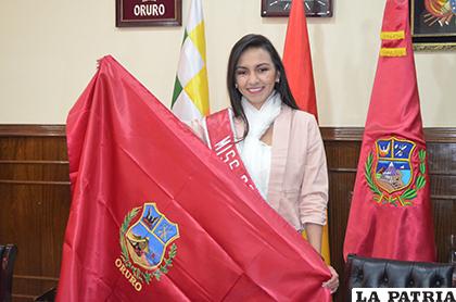 Alexandra Cárdenas orgullosa con la bandera de Oruro /LA PATRIA