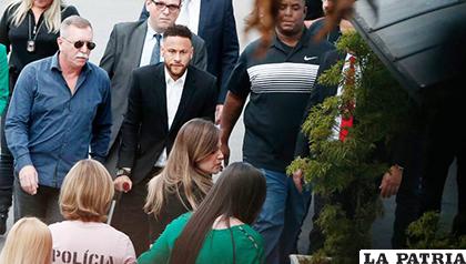 Neymar se presentó a declarar a una comisaría de Sao Paulo /prensalibre.com