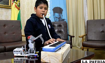 Diego Condori fabricó un robot que toca piano con el que participará en el Space Camp de la Nasa /ABI