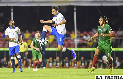 Marquinhos alcanza a dominar el balón libre de marca
