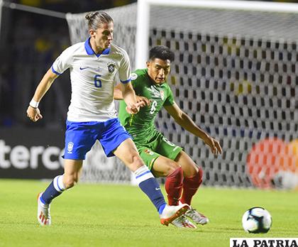Filipe Luís y Erwin Saavedra disputan el balón /APG