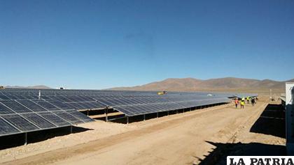 Con más de 19.000 paneles solares y una inversión de unos 11,4 millones de dólares se inauguró en abril la planta solar en el municipio de Yunchará