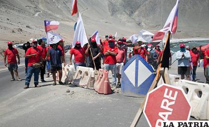Los trabajadores marcharon desde el centro de la ciudad de Calama, hasta el acceso a la mina /EFE