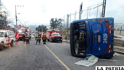 El conductor del vehículo habría perdido el control del automotor, por lo que habría perdido pista hasta chocar contra el muro de contención /Bomberos de Quito