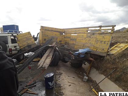 La parte posterior del camión quedó destruida /LA PATRIA