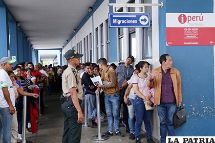 Venezolanos hacen largas filas este en el Centro Binacional de Atención Fronteriza (Cebaf) en la ciudad fronteriza de Tumbes /EFE