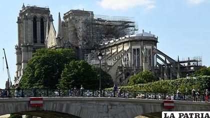 Notre Dame de París está aún en situación frágil, especialmente en la bóveda que aún no se ha asegurado, y puede derrumbarse /Periódico Hoy