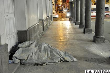 Muchas personas no tienen otra opción más que dormir en las calles /LA PATRIA/ARCHIVO