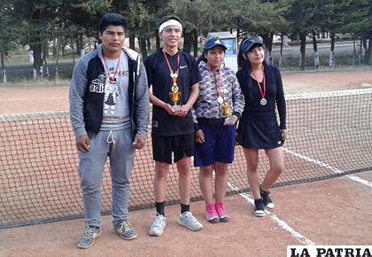 Ganadores de las categorías damas y Junior /cortesía Pearson Canaviri