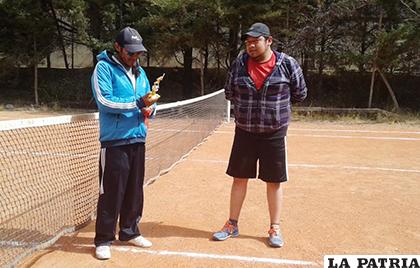 Entrega del trofeo a Cristhian Trujillo en la división Amateur /cortesía Pearson Canaviri