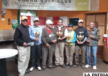 Los ganadores del torneo de golf /cortesía Rodrigo Valdivia