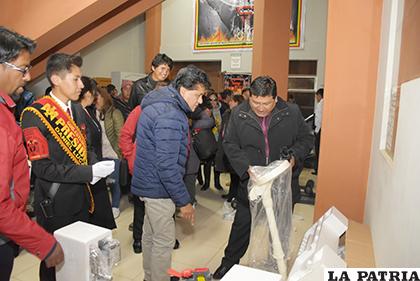 Durante la entrega del equipamiento a los estudiantes del 