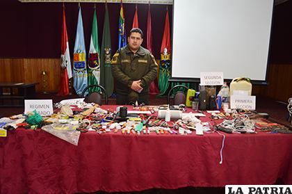 El capitán Oscar Cardozo junto al material secuestrado /LA PATRIA