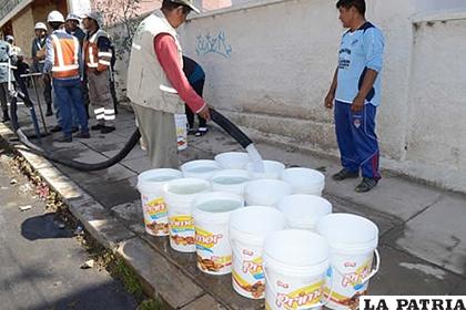 Distribución de agua a vecinos afectados /Bolivia en tus manos