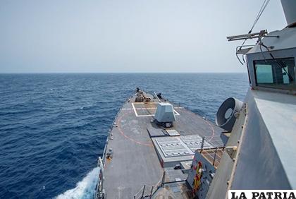 Destructor USS Bainbridge, de clase Arleigh Burke, en el Golfo de Omán /EFE