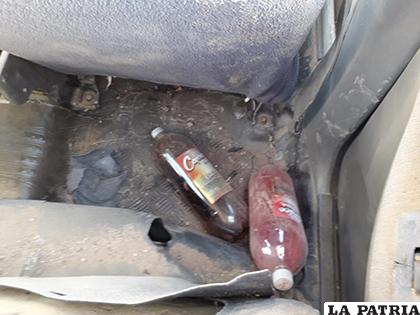 Las botellas de alcohol encontradas en el interior del vehículo /LA PATRIA