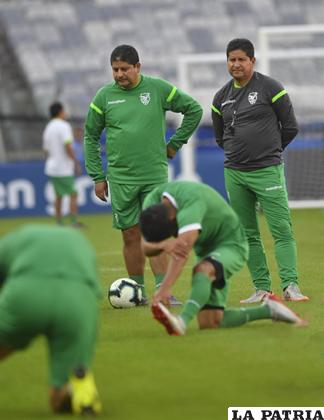 Eduardo Villegas, observa la práctica de la selección /APG
