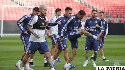 Con plantel completo Argentina entrenó en Beira-Río /Prensa AFA