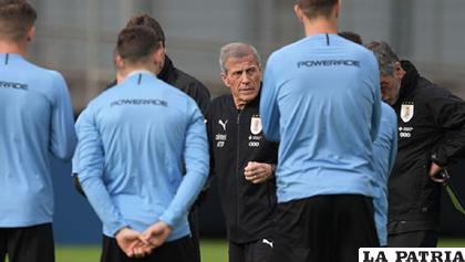El estratega Oscar Tabárez, dialoga con sus dirigidos /ESPN