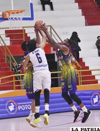 Una acción del partido entre Calero y Carl A-Z /APG