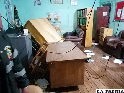 Destrozos cometidos al interior de las oficinas policiales de Challapata /Gentileza Lidia Arancibia - Challapata