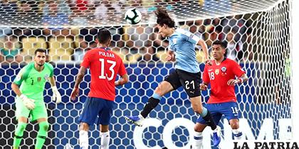 Cavani se eleva para pegarle de cabeza y anotar el único gol del partido /ole.com