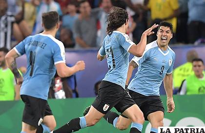 Cavani celebra con Suárez la conquista que les dio el triunfo /conmebol.com