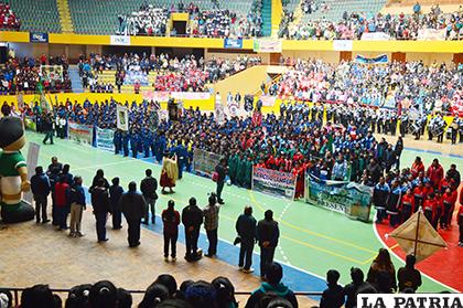 La concentración de los estudiantes en el acto inaugural en el Palacio de los Deportes /Alex Zambrana/LA PATRIA