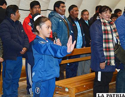 Leydi Saucedo fue la encargada de realizar la promesa deportiva
/Alex Zambrana/LA PATRIA
