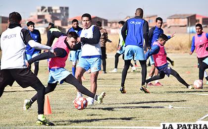 Iker Hernández y Carlos Saucedo durante el entrenamiento de ayer /Reynaldo Bellota - LA PATRIA