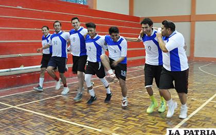 Promoción 2012 flamante campeón del torneo de exalumnos en básquet /Ovidio Cayoja - LA PATRIA
