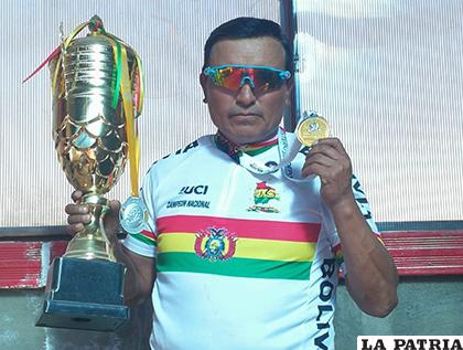 Cristóbal Bustos luce orgulloso la medalla dorada que logró /LA PATRIA