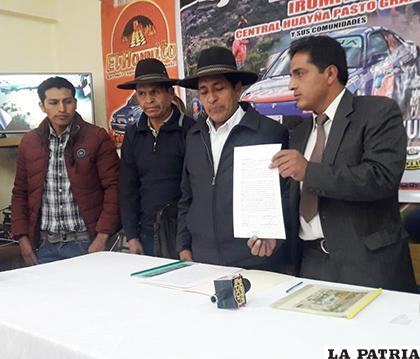 Flores enseña el convenio firmado con las autoridades de Irumita /cortesía Arturo Fuentes