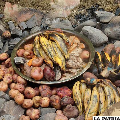 La wathia es una comida tradicional de los Andes y se cocina bajo la tierra 
/FACEBOOK