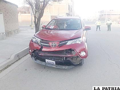La vagoneta particular que habría impactado contra la motocicleta  /LA PATRIA
