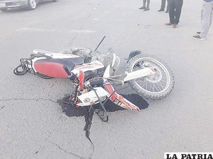 Así quedó la motocicleta sobre la vía /LA PATRIA
