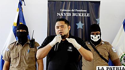 El director de Centros Penales, Osiris Luna, habla durante una conferencia de prensa en El Salvador /EFE
