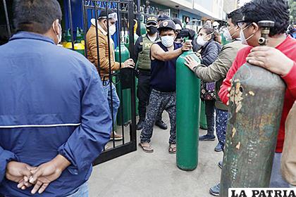 Decenas de personas hacen fila para abastecerse de oxígeno este miércoles en Lima /EL MERCURIO

