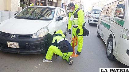 Personal de Tráfico y Vialidad colocó grapas a vehículos estacionados en lugares no permitidos /TRÁFICO Y VIALIDAD