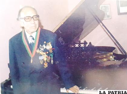 Una de las últimas fotografías del maestro Durán junto a su piano, compañero fiel de arte /EDSON AMILCAR LÓPEZ AQUINO